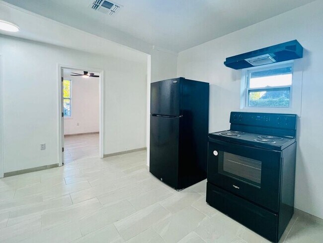 Building Photo - 5596 S Orange Blossom Trail
