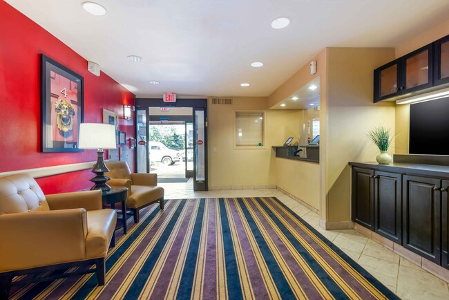 Lobby and Guest Check-in - Furnished Studio - Piscataway