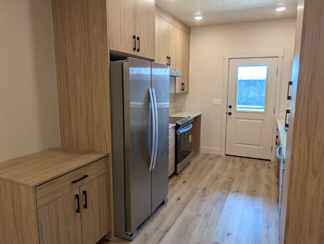 Foto del edificio - Now Leasing – Modern 2 Bedroom, 2 Bath Apartment at Sunrise Village