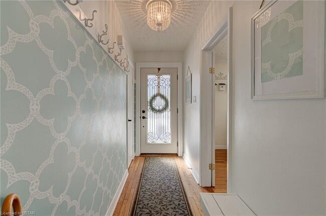 Photo du bâtiment - STUNNING 4 Bedroom Home in Byron * LARGE YARD with POOL * Finished basement