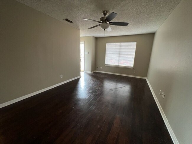 Building Photo - 5226 Llano St