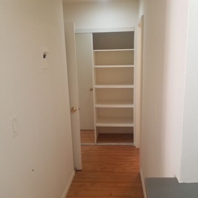 Pasillo del segundo armario con espejo de 6 pies. - 1718 Federal Ave