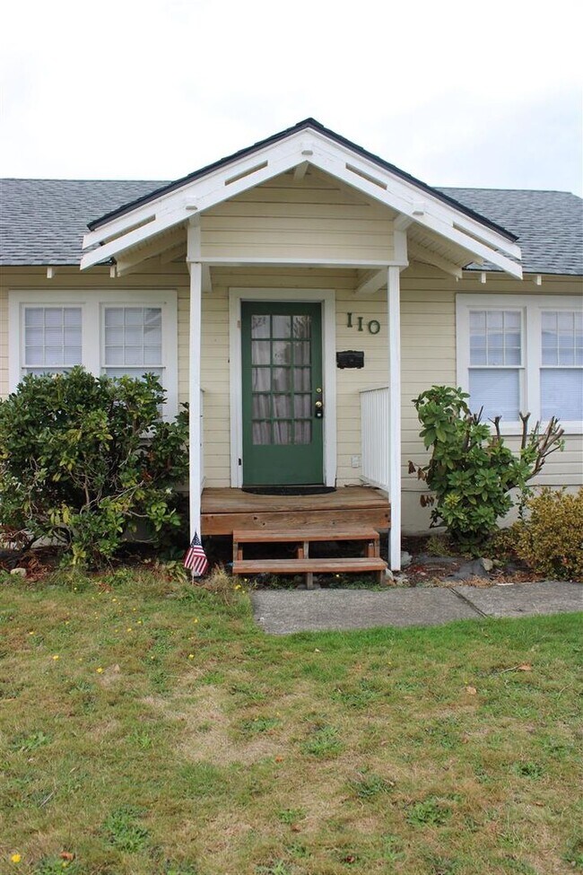 Building Photo - 3 Bedroom house with Detached Garage!