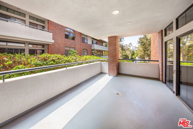 Foto del edificio - 200 S Swall Dr