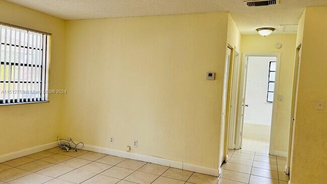 Building Photo - 2634 Riverside Dr