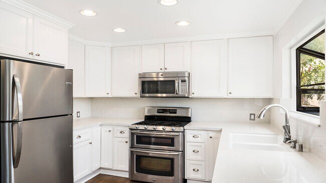 Building Photo - Beautiful townhome with private sun deck