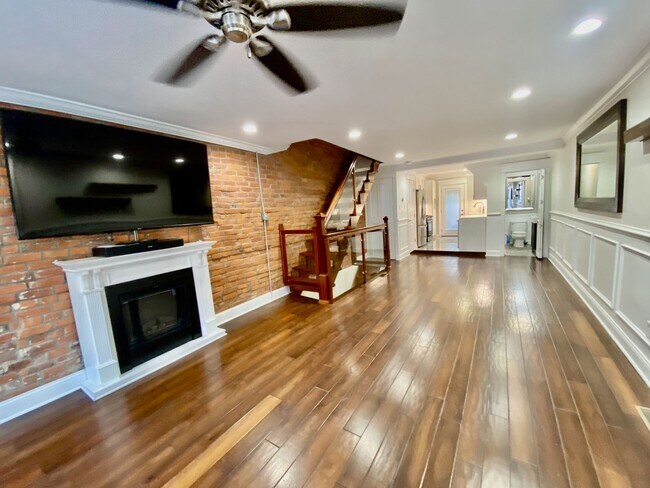 Building Photo - SPACIOUS & MODERN 3 BD/1.5 BA HOME w/Centr...