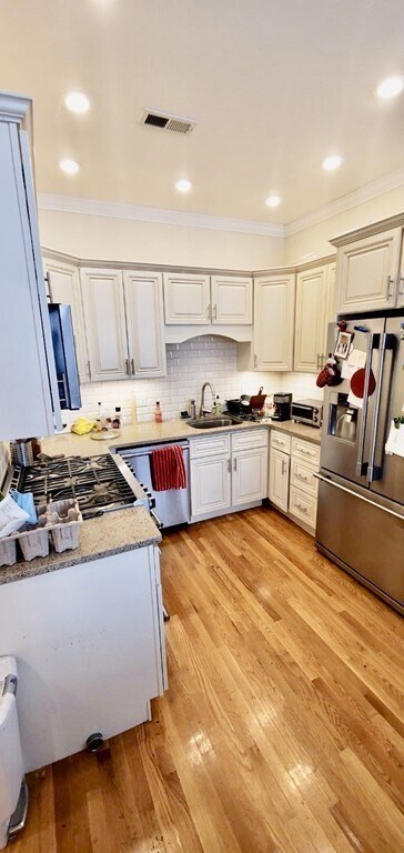 Primary Photo - 379 Maverick St