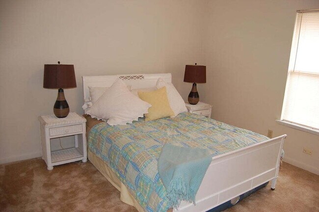 Building Photo - "Charming 2-Bedroom Apartment Retreat in M...