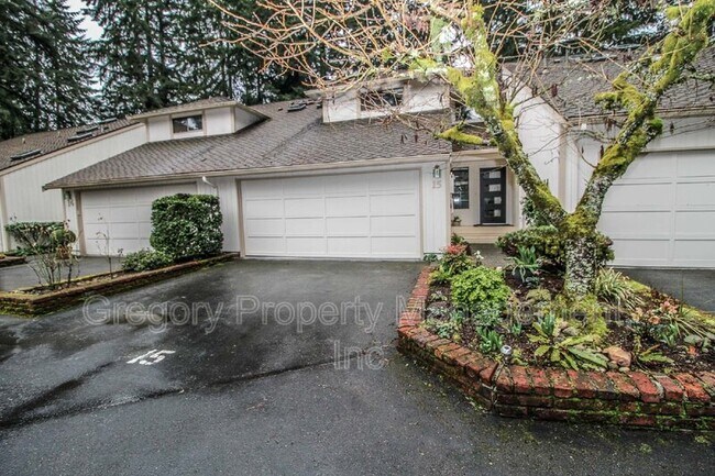 Building Photo - 1805 Village Green Dr