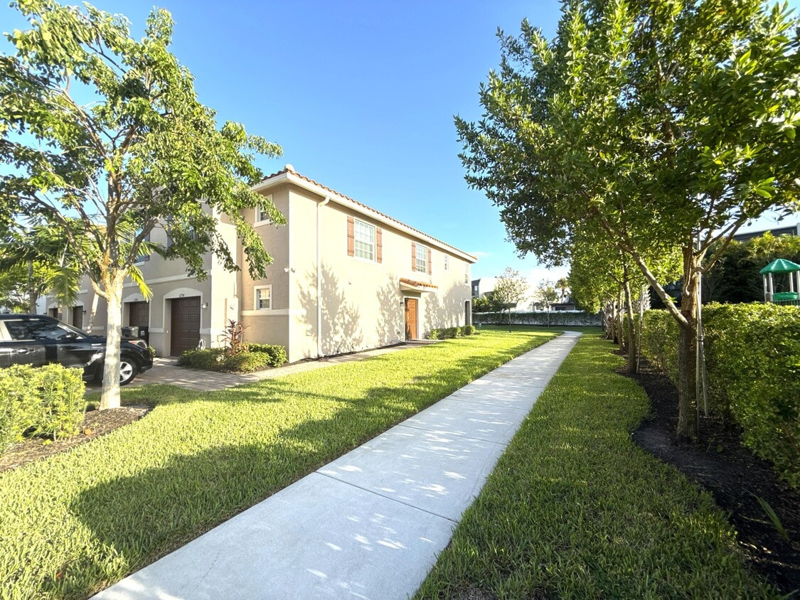 Foto principal - 6794 Broadwater Ln
