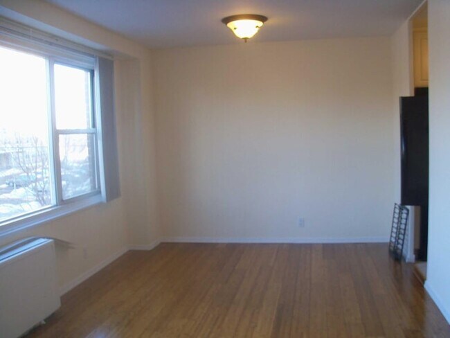 Building Photo - 225 St Pauls Ave