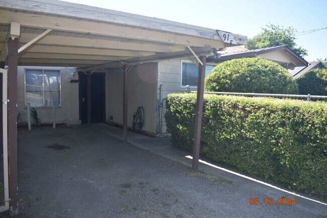 Foto del edificio - Cute Four Bedroom Home with Carport on Hug...