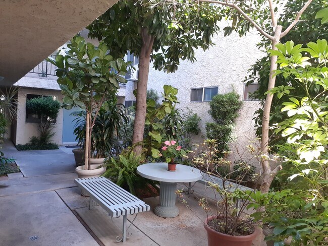 Foto del edificio - 15340 Vanowen St