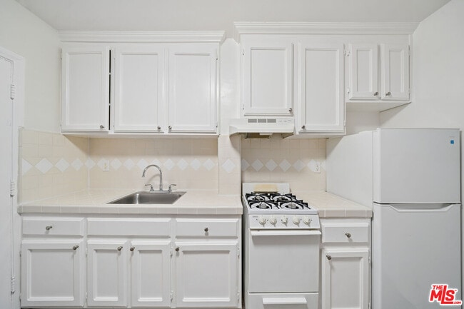 Building Photo - 612 S Dunsmuir Ave