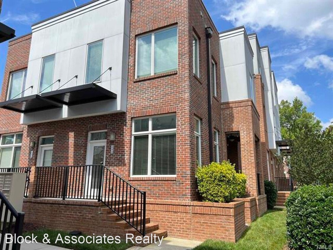 Primary Photo - 2 br, 1.5 bath House - 244 William Drummon...