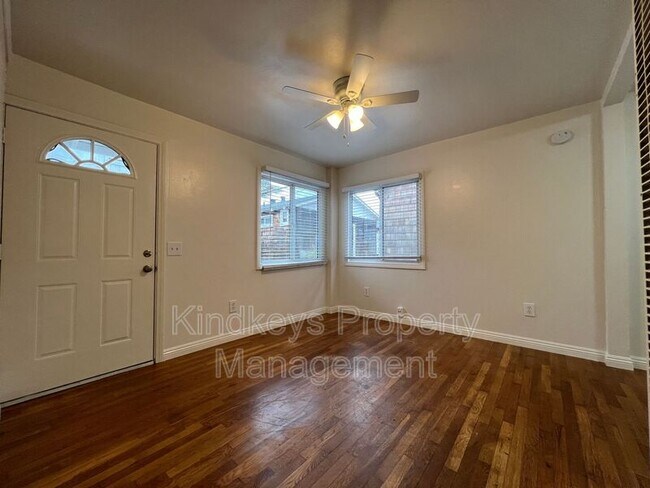 Foto del edificio - 5046.5 Muir Ave