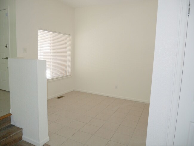 Foto del edificio - 5555 E Briarwood Ave