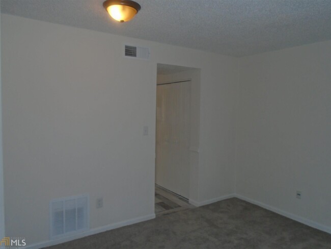 Building Photo - 2110 Kings Gate Cir SW