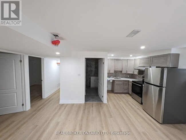 Building Photo - 326 Moorlands Crescent
