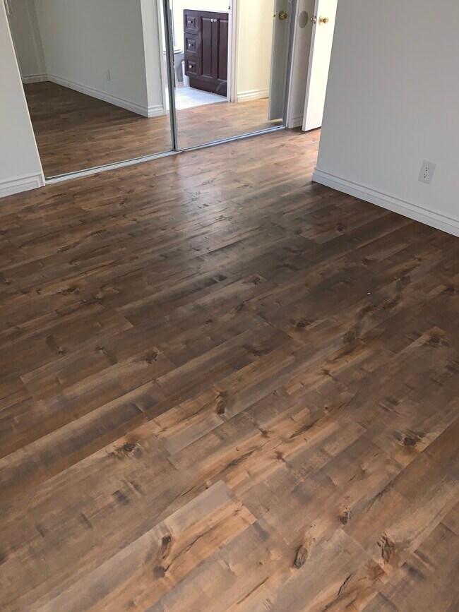 Foto del edificio - 5735 Woodman Ave