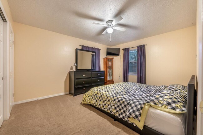 Foto del edificio - Charming 3 bedroom Home with Huge Fenced Yard