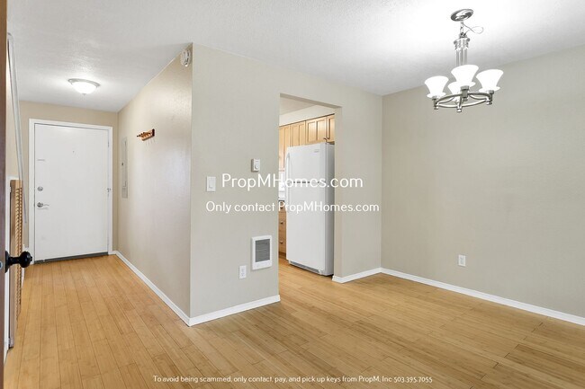 Building Photo - Charming 2-Bedroom Haven in the Heart of Sunset - A Blend of Serenity and Convenience!