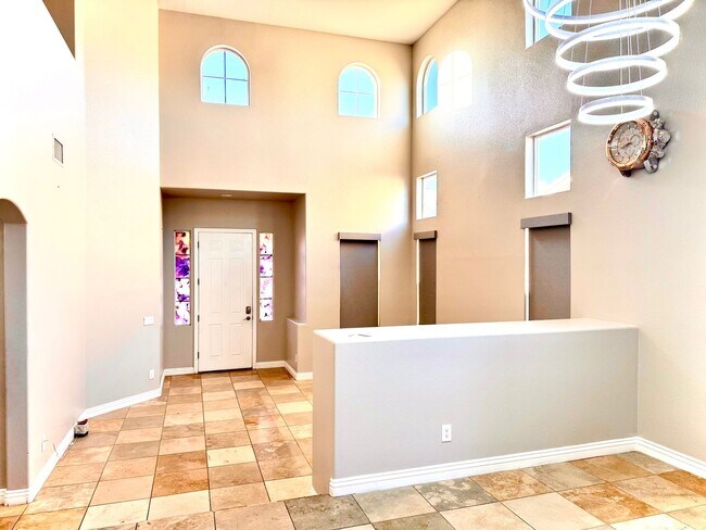 Foto del edificio - 5 Bedroom Home For Rent