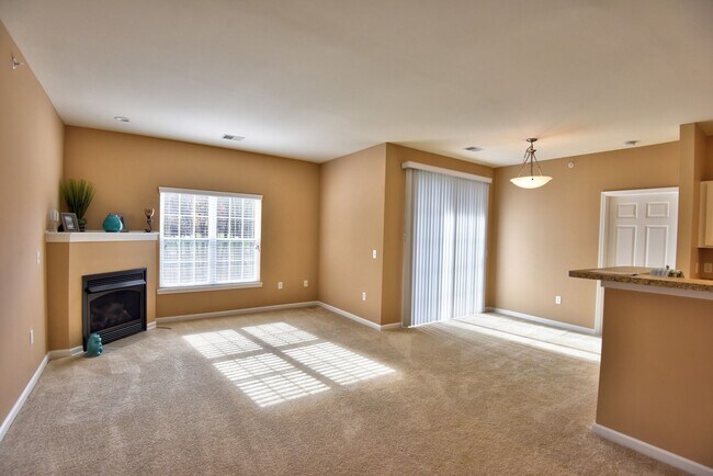 Foto del edificio - Bottom Floor Rear View 2 Bed 2 Bath Availa...