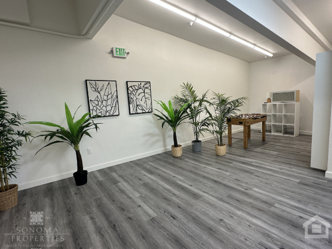 Building Photo - Updated 2BD/1BA Live/Work Loft-Style Apart...