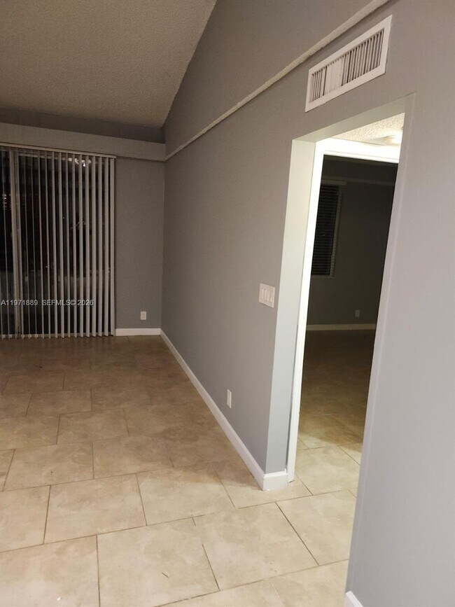 Foto del edificio - 701 Lyons Rd