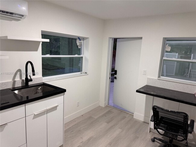 Foto del edificio - 2353 SW 11th Terrace