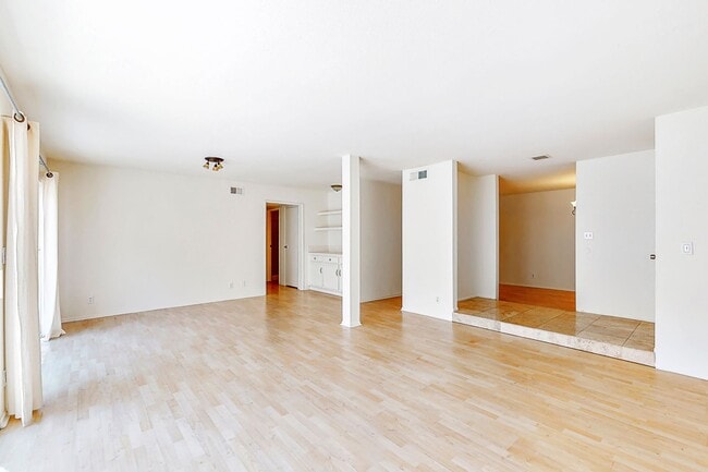 Building Photo - Rare Shorecliff Villas for rent.  2 bd / 2...