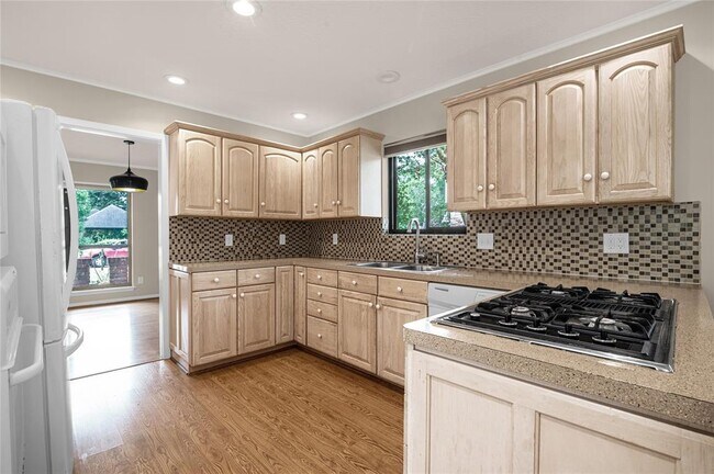 Foto del edificio - 319 Forest Lake Dr
