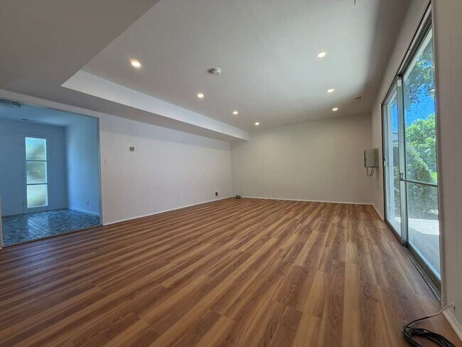 Foto del edificio - Spacious 4-Bedroom Home with Functional Layout, Backyard Access & Attached Garage