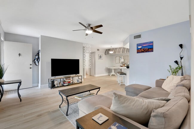 Foto del edificio - 6560 Chasewood Dr