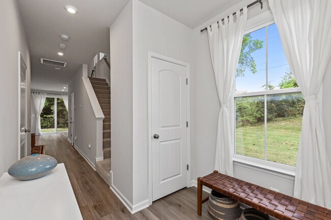 Foto del edificio - Move-In Ready 3-Bed, 2.5-Bath Townhouse Ba...