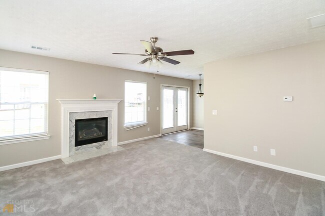 Foto del edificio - 2840 Lakeside Cir