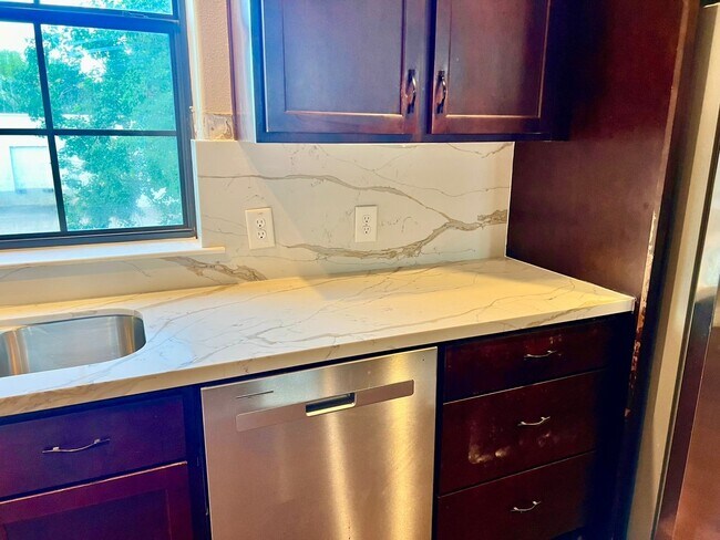 Building Photo - 1106 Hempstead Villa Ln