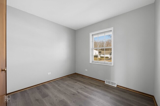 Foto del edificio - 340 E Maple Dr
