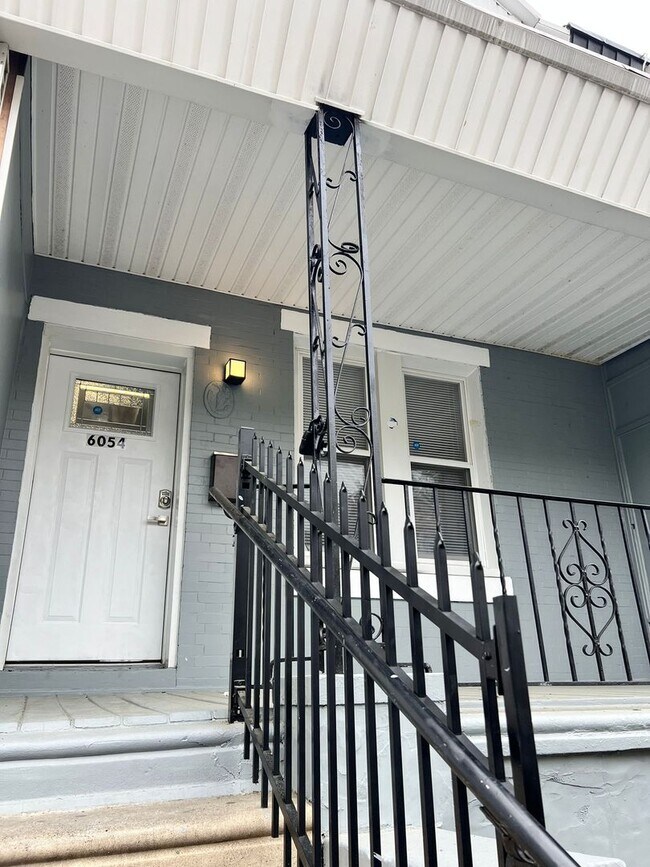 Foto del edificio - Remodeled Large 3bd/1 House with Rear yard...