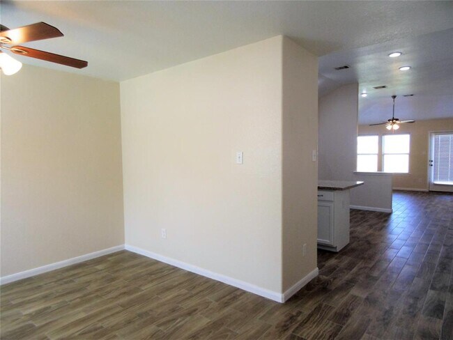 Foto del edificio - 2115 Summit Meadow Dr