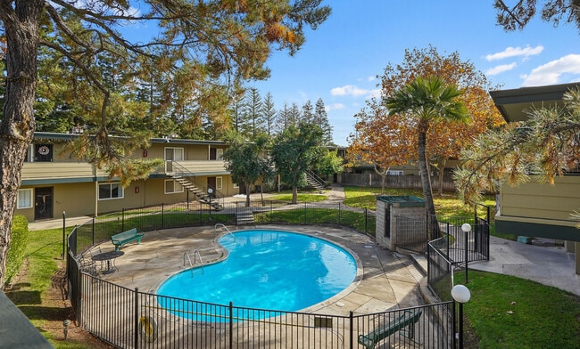 Building Photo - Emerald Estates Apartments