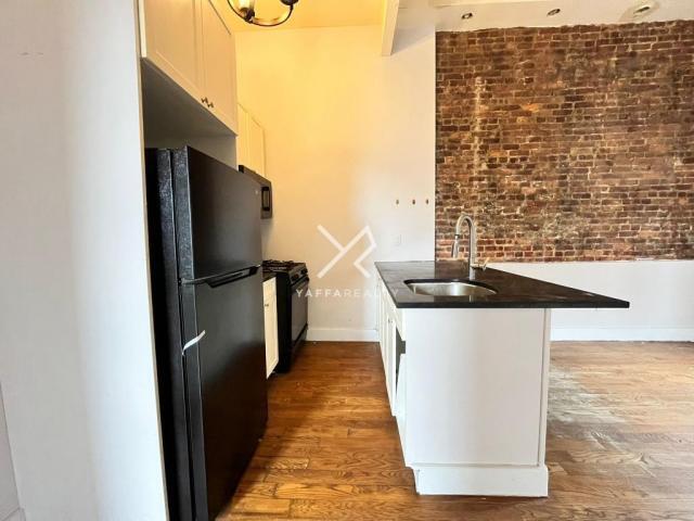 Building Photo - 3 bedroom in Brooklyn NY 11233