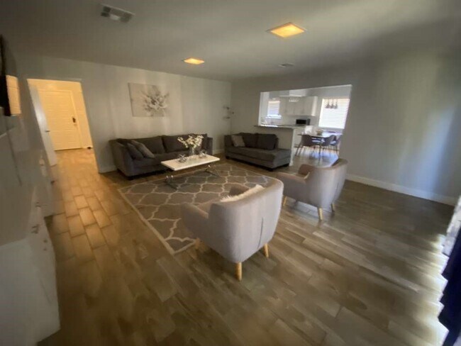Building Photo - 5566 Beechnut St