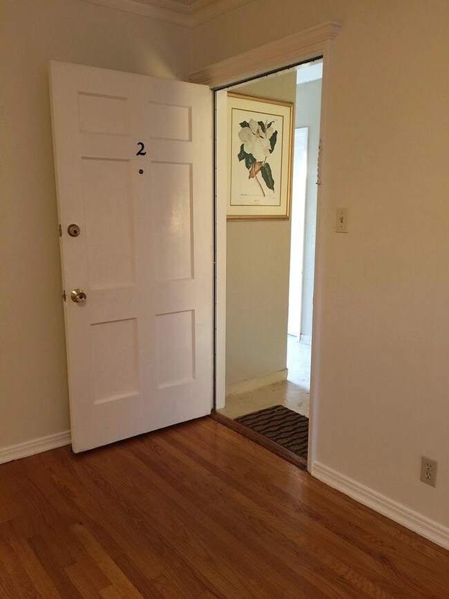 Apartment entry - 755 N Hoover St