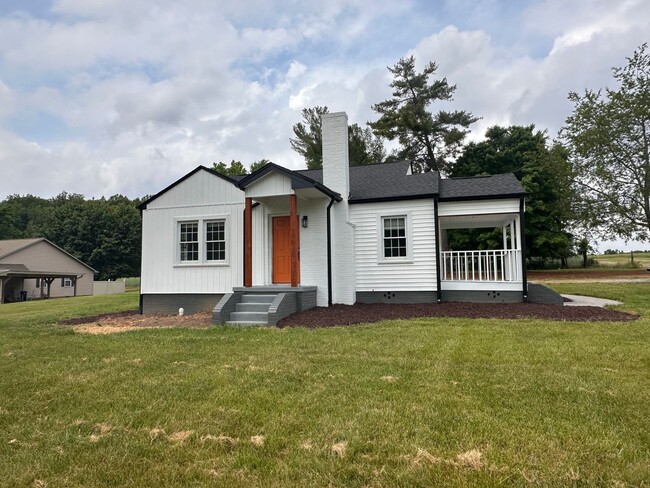 Building Photo - 2 Bedroom One Story Home on Over an Acre Lot