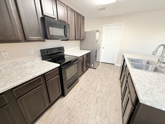 Foto del edificio - Spacious 5-Bedroom Home - Open Concept