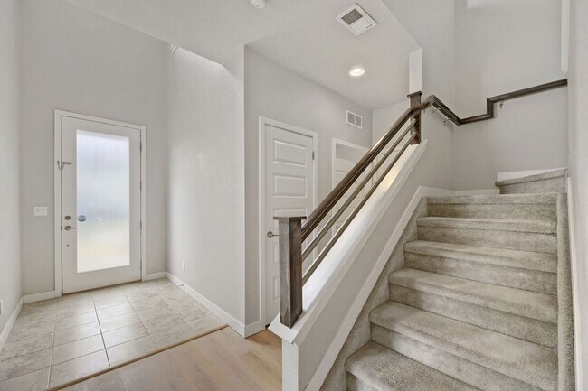 Building Photo - Modern End-Unit Townhome in Desirable Midtown