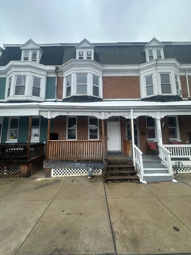 Building Photo - 927 W Poplar St